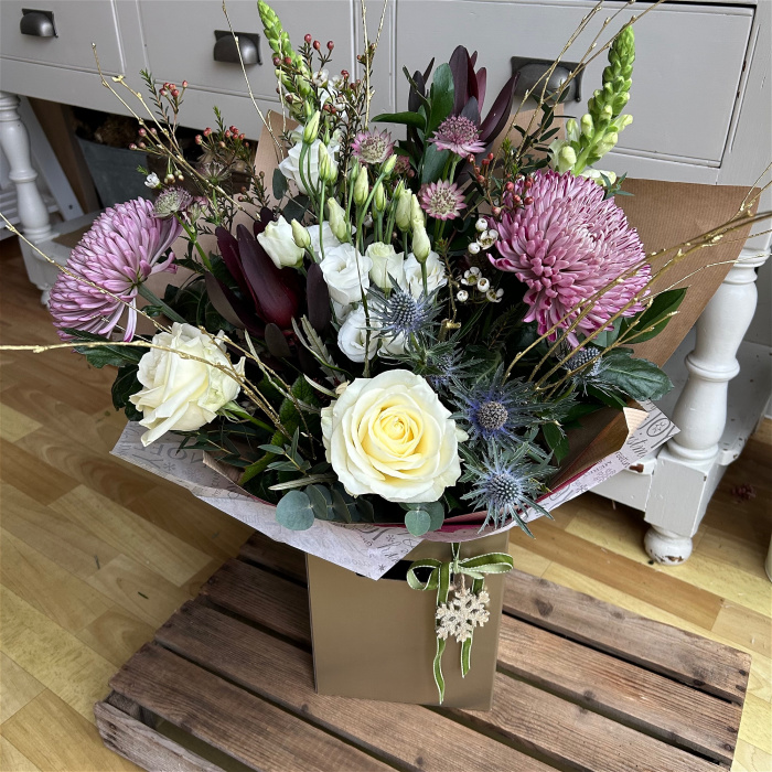 Christmas Arrangements & Wreaths | Christmas Bouquet