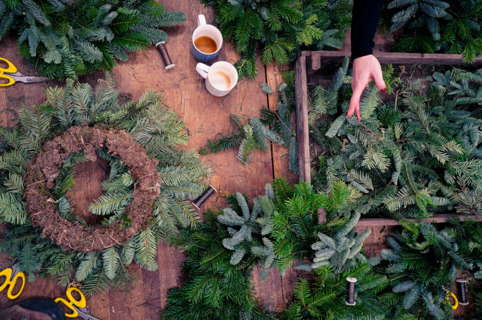 How to make door wreaths