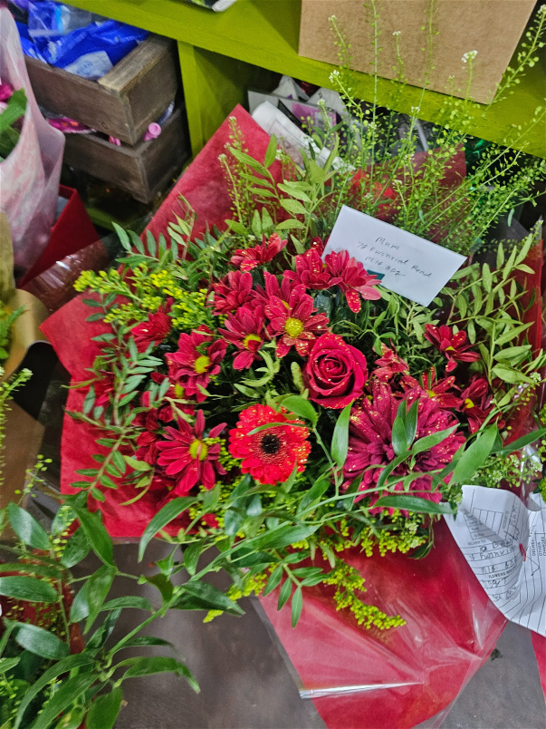 Christmas    seasonal    vibrant  bouquets | Luxury   christmas classic