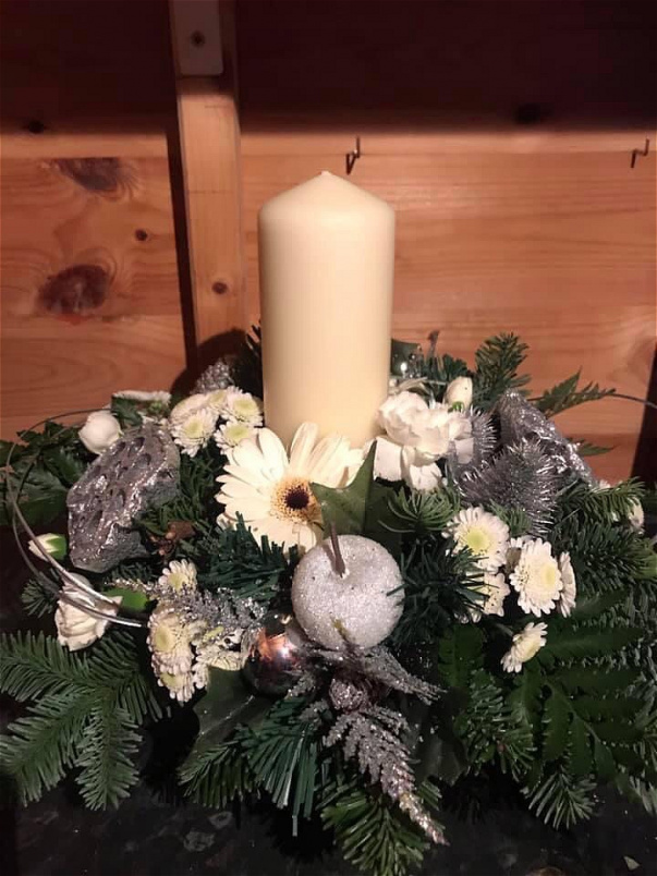 Christmas | White and silver Xmas table arr
