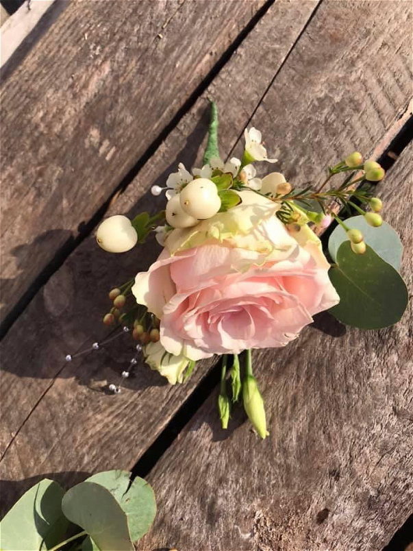 button holes and corsages | Ladies button holes