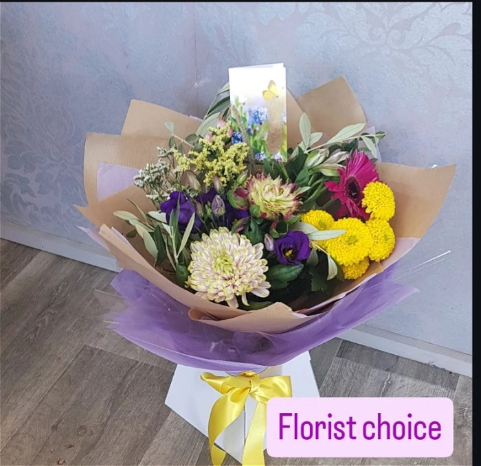 Gift flowers | Mothers Day | Bouquet Florist choice-hand tied flowers in water