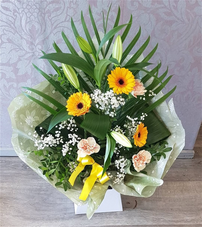 Gift flowers | Floral Arrangements in oasis. | Golden