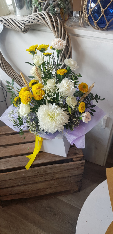 Gift flowers | Yellow &white arrangement