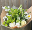 Bouquet | Florist choice white/cream/green…handtie