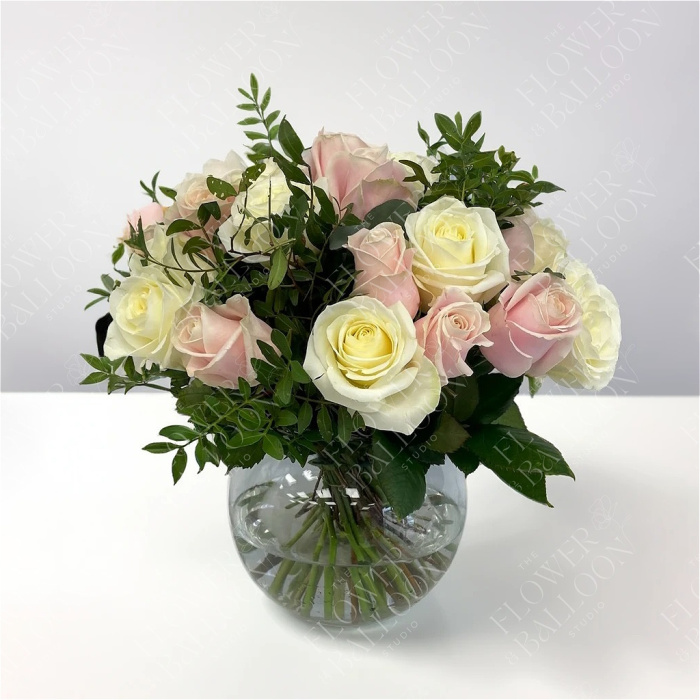 Arrangements | Vase of Roses (Various Colours)