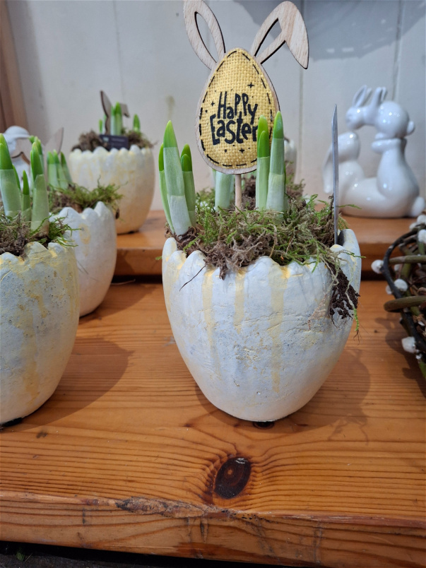 Ceramic egg with tete a tete