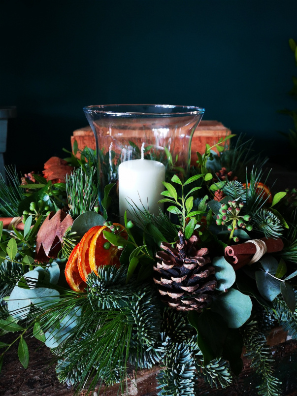 Christmas Fresh Flowers, Wreaths and Arrangements | Good King Wenceslas Circular Arrangement