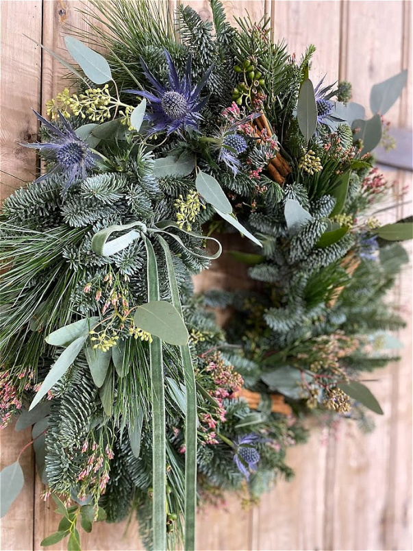 Christmas Fresh Flowers, Wreaths and Arrangements | Season's Greetings Wreath