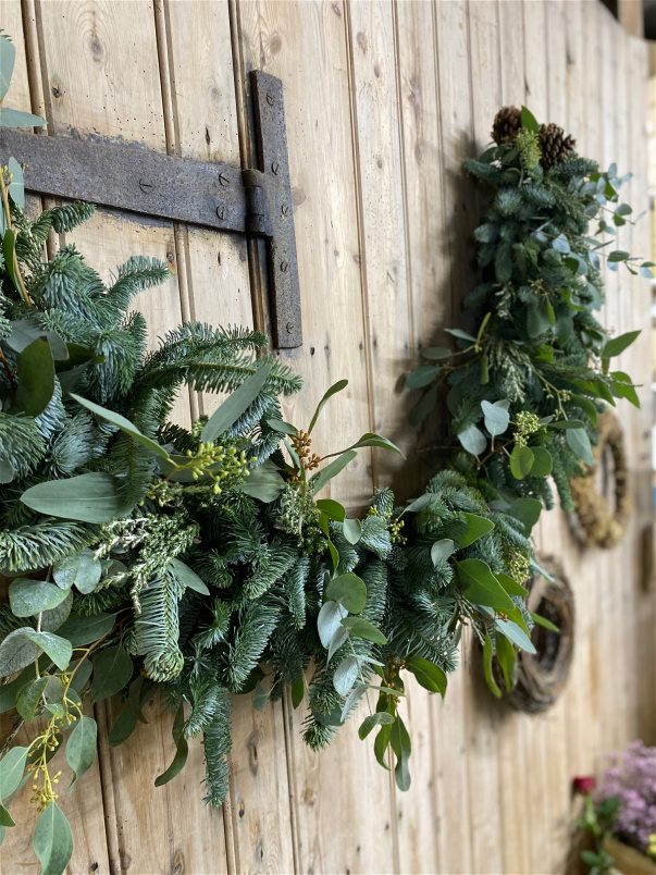 Christmas Fresh Flowers, Wreaths and Arrangements | Christmas Garlands