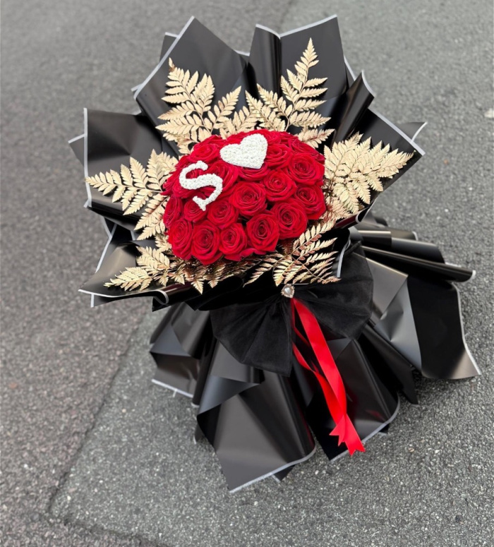 Valentine’s 2026 | Initial Rose Bouquet (Skirt Wrap)