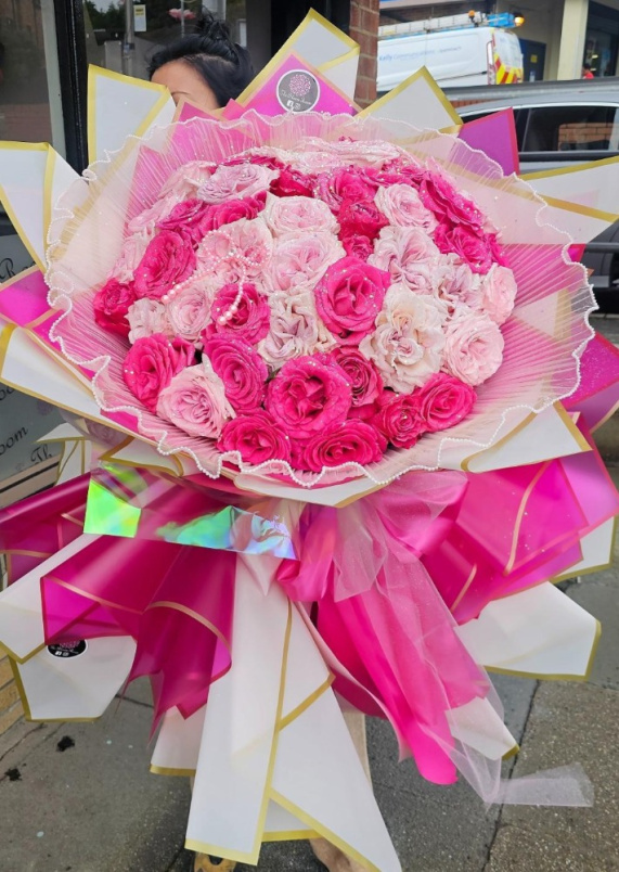 BOUQUETS | 50 pink mix roses with skirt