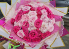 BOUQUETS | 50 pink mix roses with skirt