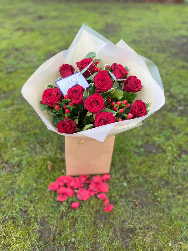 Valentines Day flowers & balloons | ‘Make me blush’ 12 x Rose bouquet.