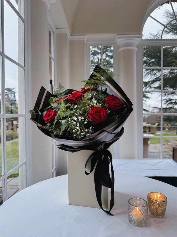 Valentines Day flowers & balloons | ‘First date’ 6 Rose bouquet