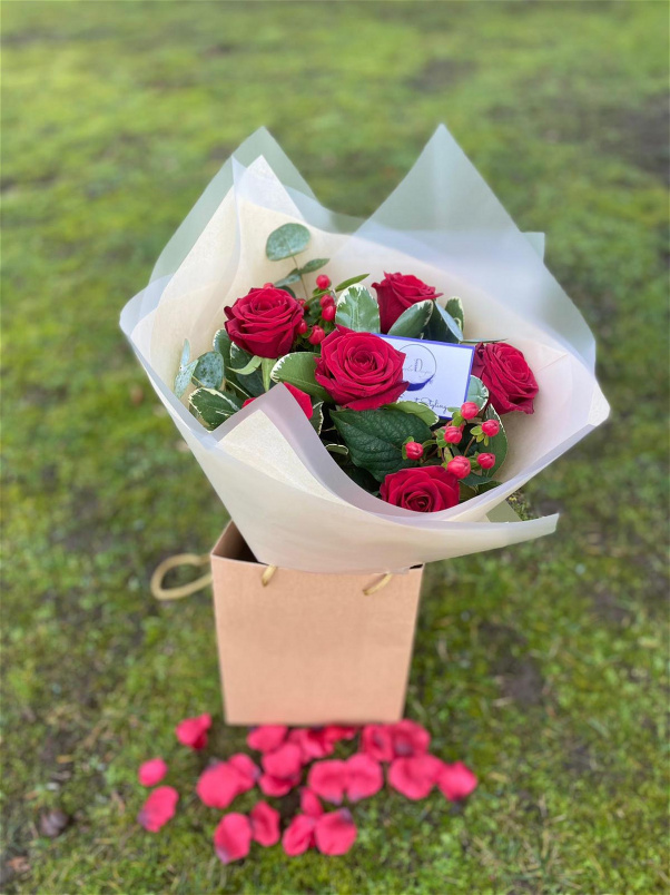 Valentines Day flowers & balloons | ‘First date’ 6 x Rose bouquet