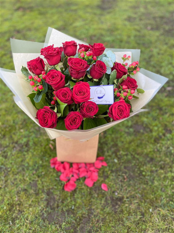 Valentines Day flowers & balloons | ‘Be mine’ 18 x Rose bouquet.