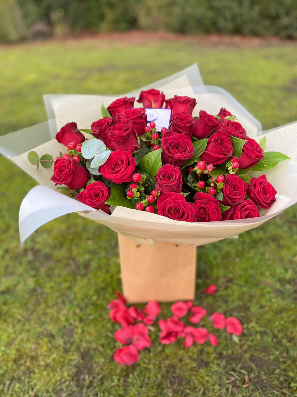 Valentines Day flowers & balloons | ‘Heart eyes’ 24 x Rose bouquet.