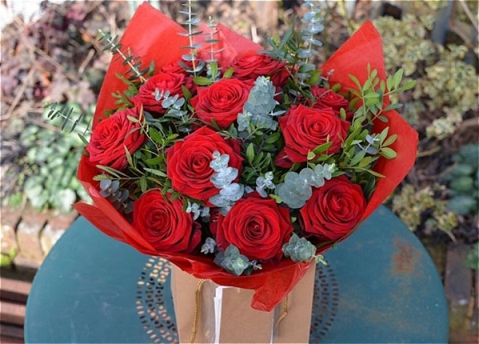 Bouquets, Bunches & Arrangements | A Dozen Roses