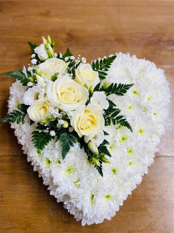 Funeral | White and green solid heart