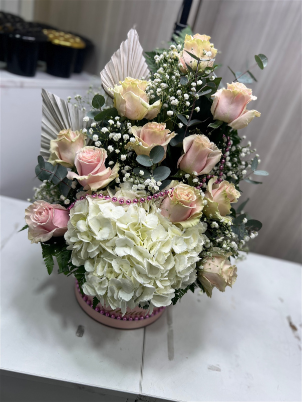 Bouquets | Hatboxes | Mother's Day | Valentines | Timeless soft beauty