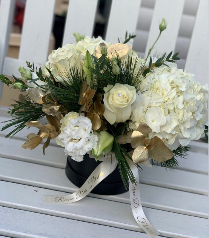 Christmas Fresh Flowers | Christmas Hatboxes (round)