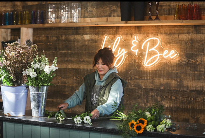 On line beginner floristry  lessons | Beginners online how to make a basket arrangement