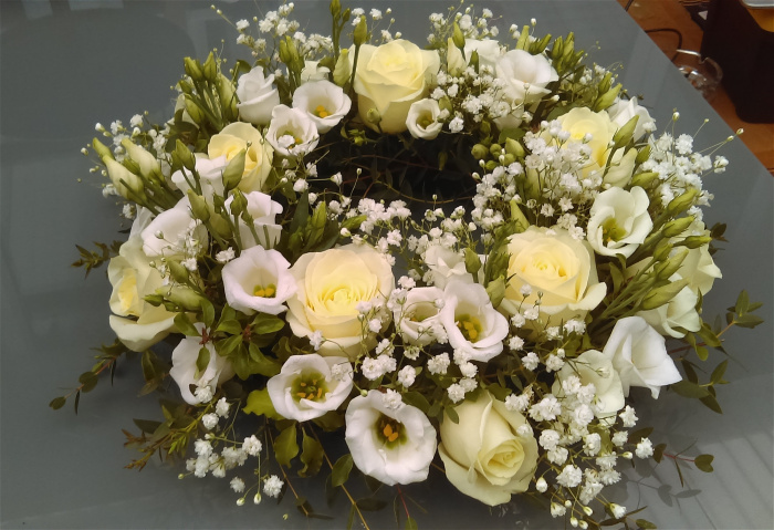 Farewell & Sympathy Flowers | Wreaths | Classic floral wreath