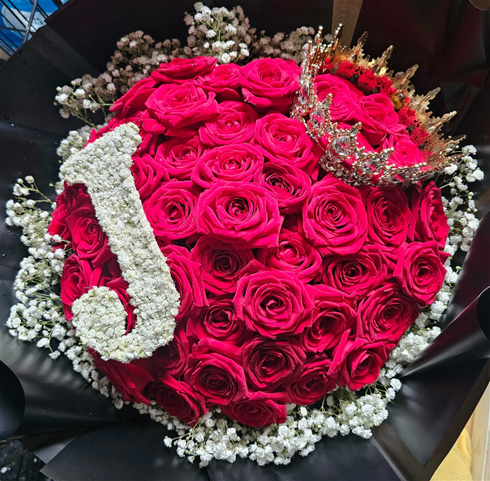 Bouquets | Red and White Roses