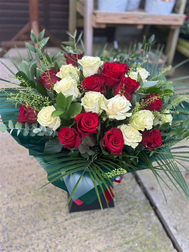 Valentines Collection | ’𝐁𝐞 𝐦𝐢𝐧𝐞’ Red & White Rose Bouquet