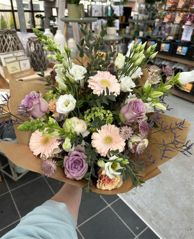 Bouquets | Mothers Day | Valentines Collection | 𝐅𝐥𝐨𝐫𝐢𝐬𝐭𝐬 𝐂𝐡𝐨𝐢𝐜𝐞 𝐄𝐜𝐨 𝐅𝐫𝐢𝐞𝐧𝐝𝐥𝐲 𝐇𝐚𝐧𝐝-𝐭𝐢𝐞𝐝 𝐁𝐨𝐮𝐪𝐮𝐞𝐭 𝐈𝐧 𝐏𝐚𝐬𝐭𝐞𝐥𝐬
