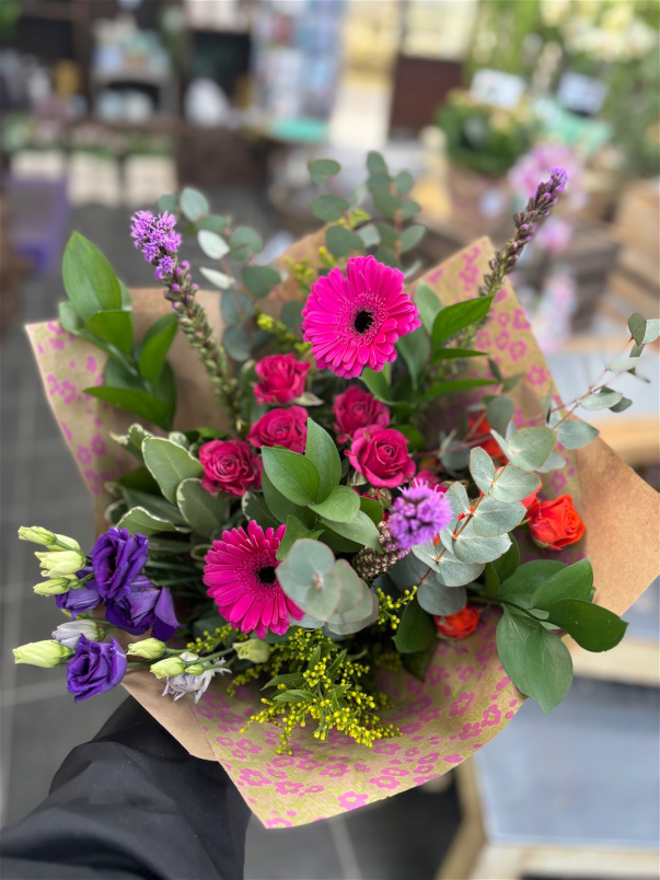 Bouquets | Mothers Day | Valentines Collection | 𝐅𝐥𝐨𝐫𝐢𝐬𝐭𝐬 𝐂𝐡𝐨𝐢𝐜𝐞 𝐄𝐜𝐨 𝐅𝐫𝐢𝐞𝐧𝐝𝐥𝐲 𝐇𝐚𝐧𝐝-𝐭𝐢𝐞𝐝 𝐁𝐨𝐮𝐪𝐮𝐞𝐭 𝐈𝐧 𝐁𝐫𝐢𝐠𝐡𝐭𝐬