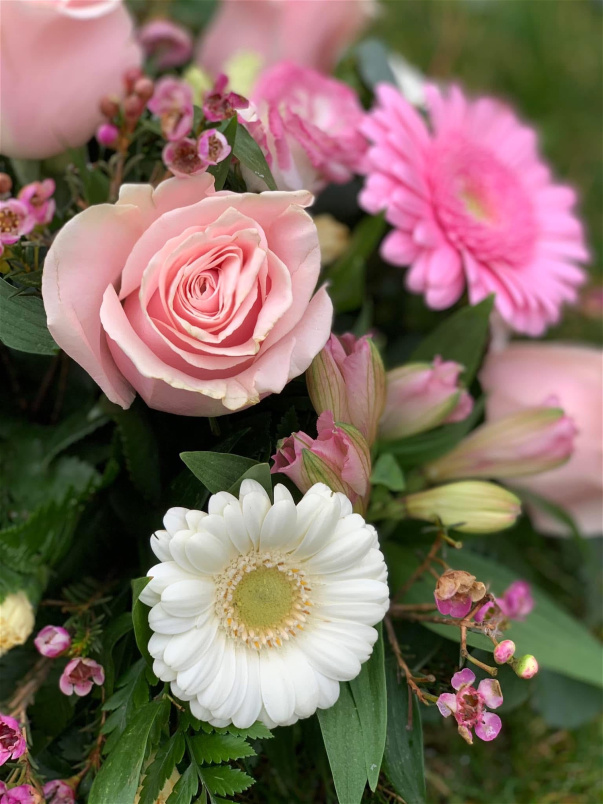 Arrangements | Bouquets | Gifts | Mother’s Day | Mothers Day Handtied