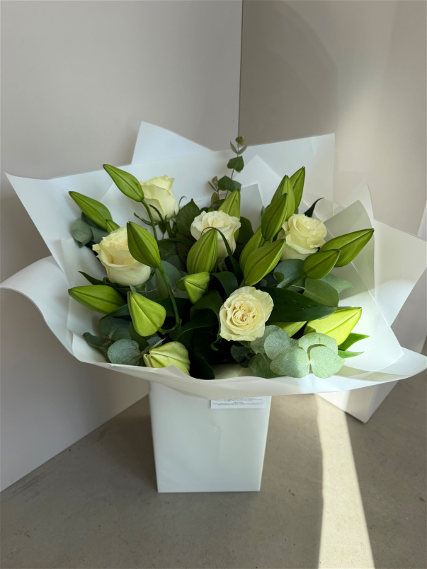 Bouquets | All white Lilly & Rose Bouquet