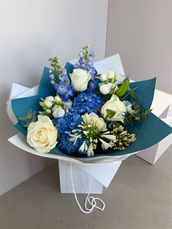 Bouquets | Blue & White Florist Choice Bouquet