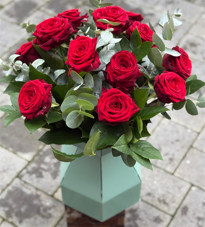 Occasions | Upsell gifts | Valentines | Hand tied bouquet 12 x roses