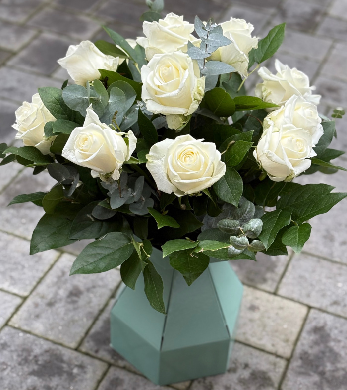 Valentines | Hand tied dozen roses