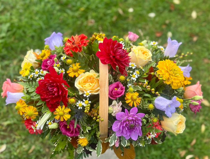 Arrangements | Fresh Seasonal Bouquets | Mother's Day | Special Occasion Bouquets | Valentine’s Day | Basket arrangement (medium)