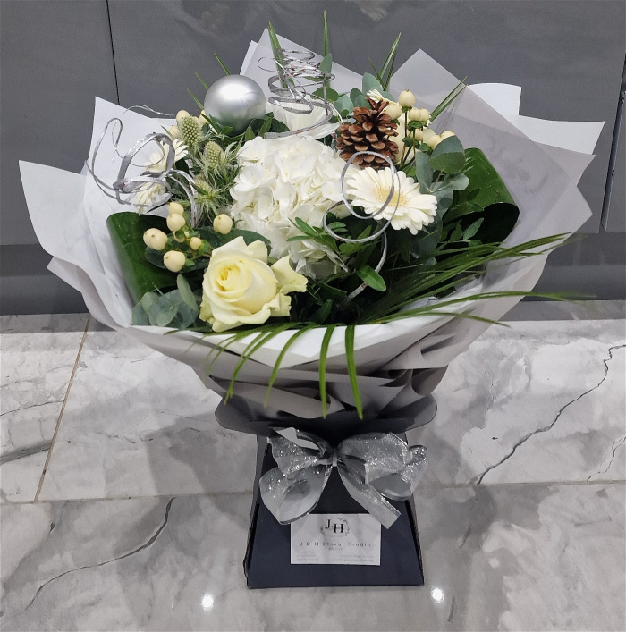 Aquapack Bouquets | Christmas | Winter White Aquapack Bouquet