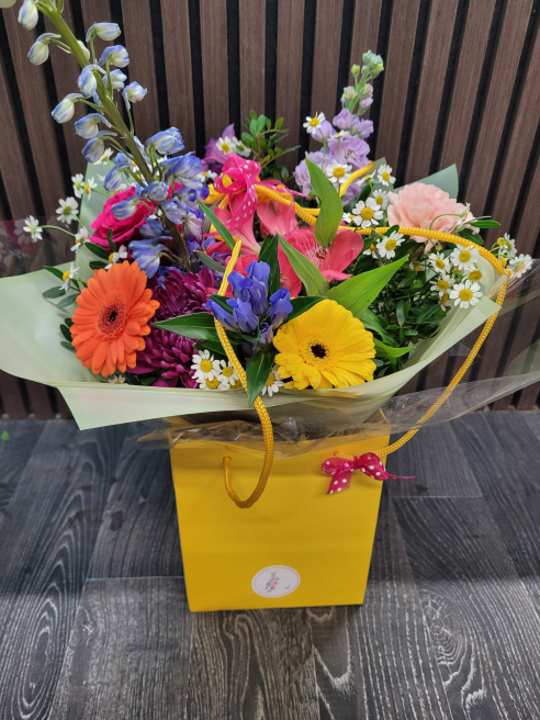Flowers by Lavish | Coalville | Same day Flower Delivery in Coalville. How it works and what to expect.