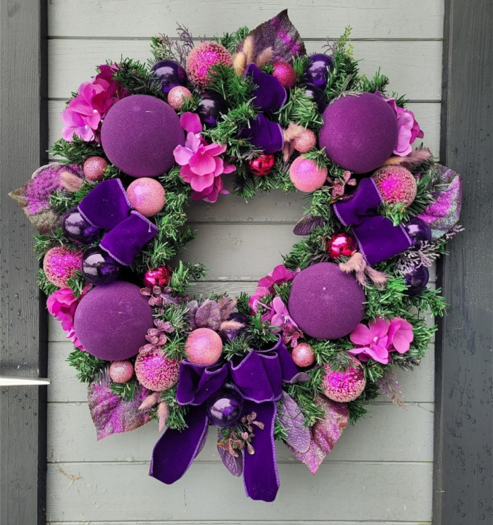 Christmas Door Wreaths | Dreaming of a pink Christmas wreath. FREE DELIVERY