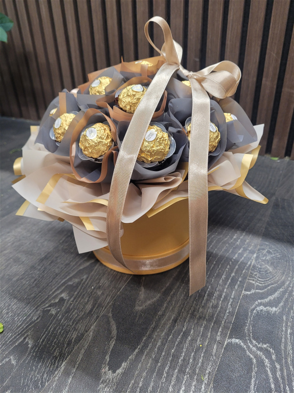 Fresh Flowers | Ferrero Rocher chocolate Hat box