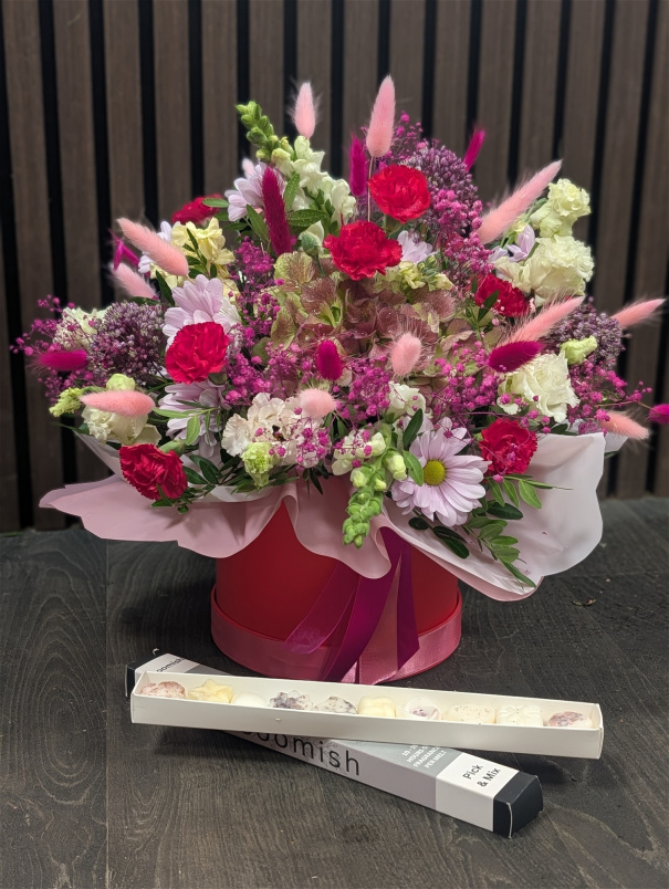 Fresh Flowers | Hat Boxes | Soomish Candles | Upsell gifts | Pink hatbox and wax melt gift set