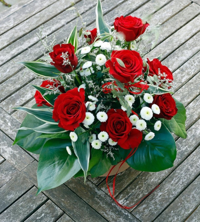 Arrangements | Bouquets | Romance: A classic, elegant arrangement of red roses - Hat Box