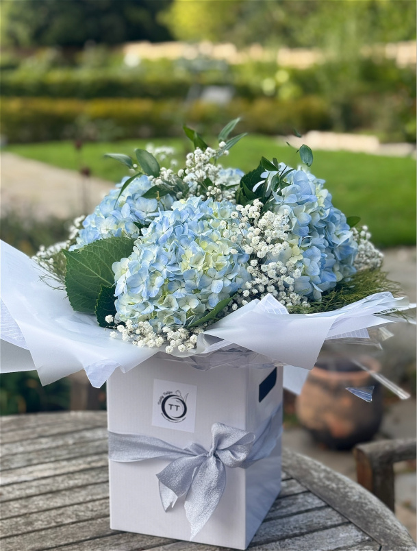 Bouquets | Corporate | Farewell Flowers | Gifts | Special Occasions | Blue Whisper