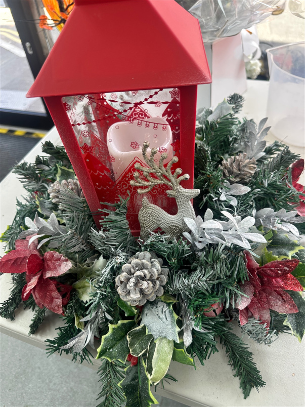 christmas | Christmas lantern table arrangement