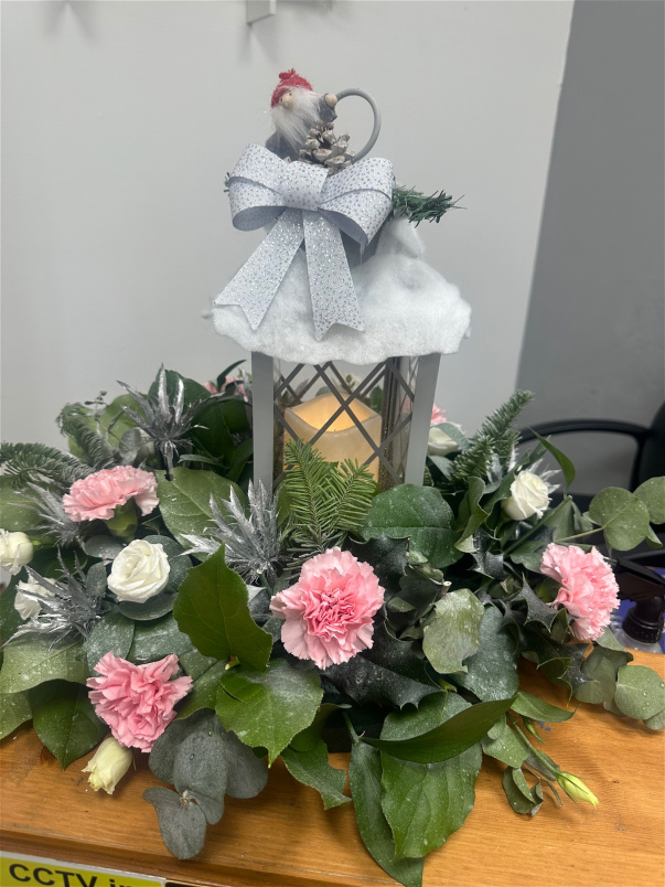 christmas | Christmas lantern table arrangement