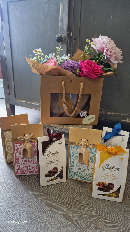 Bouquets & Gift Flowers | Lily Bloom Glow Bag with Treats
