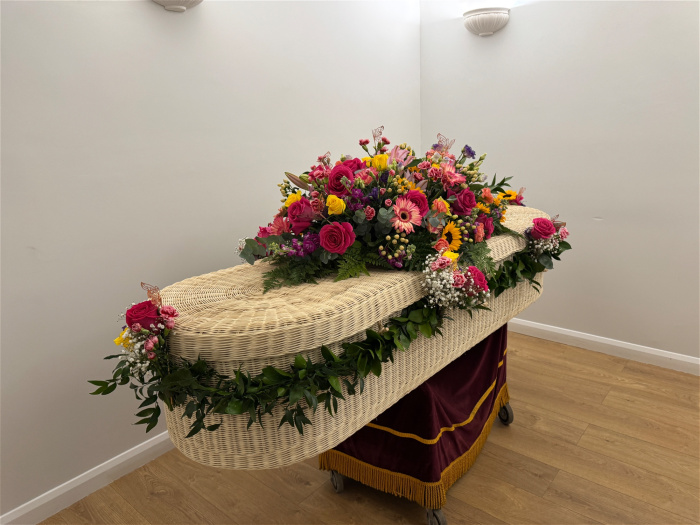 Funeral Tributes | Full Wicker/Willow Coffin Tribute Set – Spray, Garland & Posies