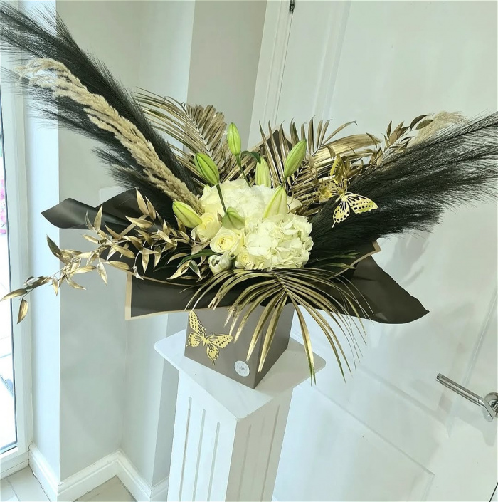 Bouquets | Black & Gold